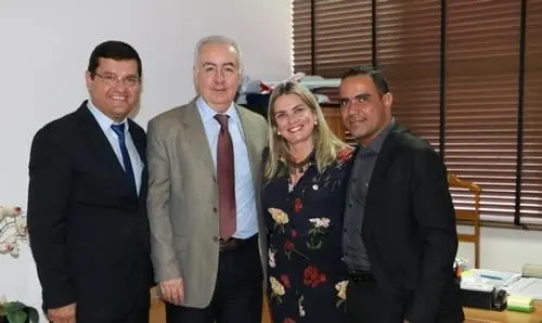 Ivana Bastos e prefeito de Guanambi acompanham pedidos na Seinfra