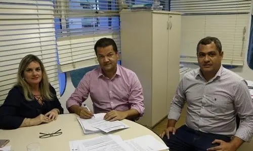 Prefeito de Lajedinho assina convênio para regularização de terras do município