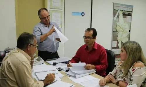 Ivana Bastos e prefeito de Tanque Novo acompanham pedidos na CERB