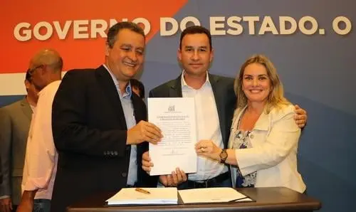 Ivana participa de assinatura de convênio para construção de praça em Igaporã