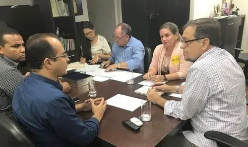 Ivana e Vanderlei buscam melhorias para Tanque Novo na Secretaria de Educação
