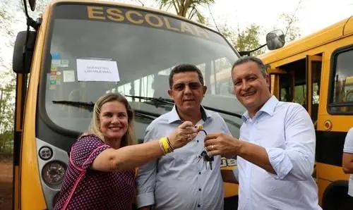 Rui e Ivana entregam ônibus escolar para Sebastião Laranjeiras