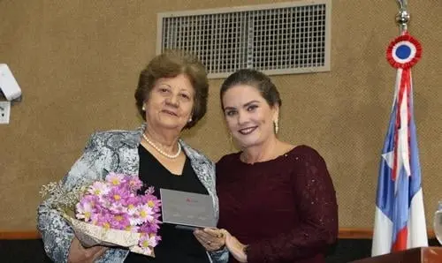 Em sessão concorrida, Ivana presta homenagem à professora Terezinha Teixeira 