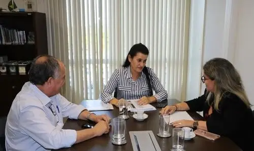 Ivana Bastos acompanha pedidos de convênios na Sedur