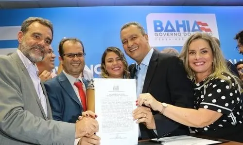 Ivana comemora assinatura de convênio para pavimentação de ruas em Tanque Novo