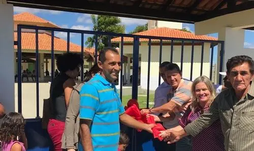 Ao lado da população, Ivana Bastos comemora inauguração do Colégio da Parateca