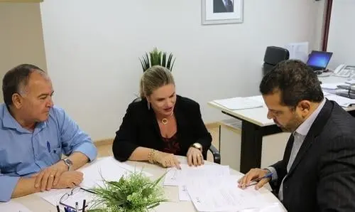 Secretário garante à deputada que Procon será implantado no SAC de Guanambi