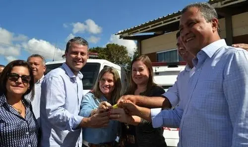 Prefeito de Caetité recebe ambulância de emenda de Ivana Bastos