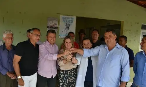 Ivana e Deca entregam ambulância para distrito de Ibitira, em Rio do Antônio