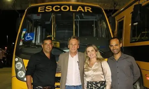 Com emenda de Ivana Bastos, governador entrega ônibus escolar para Dom Basílio
