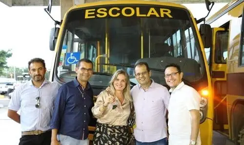 Através de emenda, Ivana entrega ônibus para Tanque Novo;prefeito recebeu Raio X