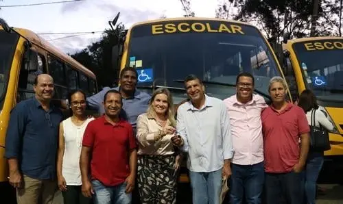 Ivana e prefeito de Palmeiras comemoram entrega de ônibus, ambulância e trator