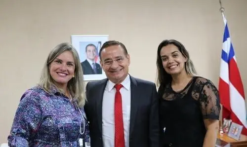 Ivana e Vanessa cobram instalação de poços em Lençóis