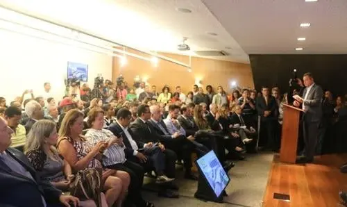  Ivana Bastos prestigia assinatura para início das obras de implantação do VLT