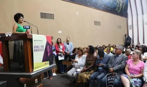 Ivana Bastos prestigia sessão especial em homenagem à memória de Marielle Franco