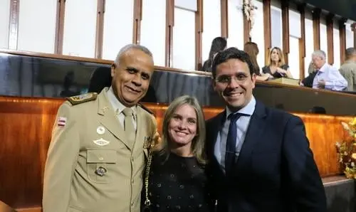 Coaraci: Ivana e prefeito garantem ensino fundamental com método 100% militar