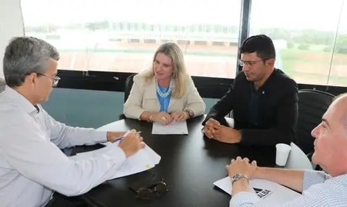 Iuiu: Ivana e prefeito buscam construção de quadra poliesportiva 