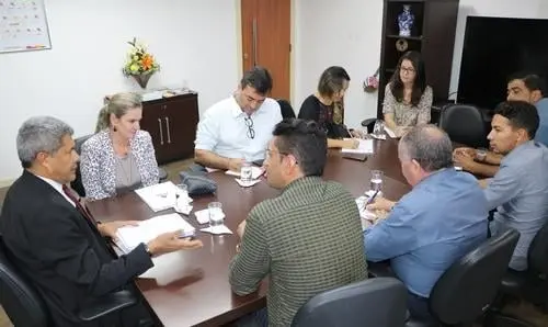 Secretário de Educação recebe pedidos de melhorias no ensino de Iuiu