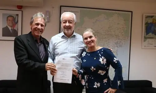 Ivana e prefeito assinam Ordem de Serviço para construção de estradas vicinais 
