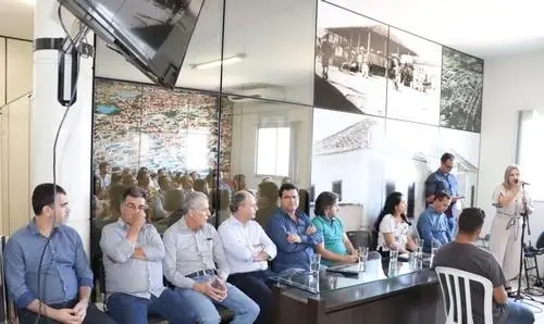 Ivana participa de uma reunião para implantar Cooperativa de Crédito em Guanambi