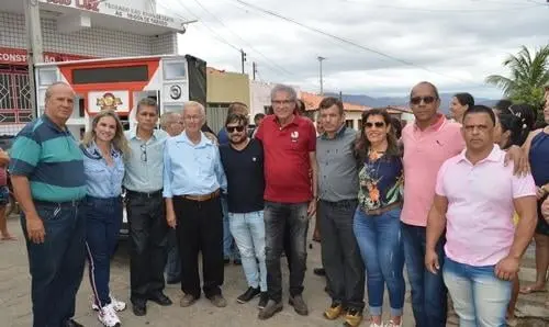  População de Jussiape recebe trator agrícola e ambulâncias 