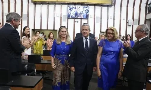Ivana prestigia entrega de Título de Cidadão baiano ao cônsul Gonzalo Fournier