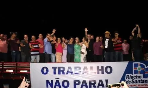  Ivana e prefeito entregam obra de melhoria urbana em Riacho de Santana 