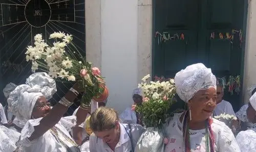 Ivana Bastos sob as bênçãos do Senhor do Bonfim 