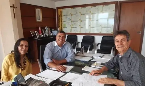Ivana comemora conclusão do projeto para execução das obras da estrada do Capão