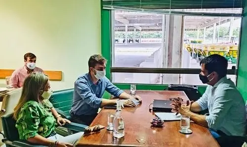 Produção de fruticultura é estimulada por deputada e secretário de Guanambi