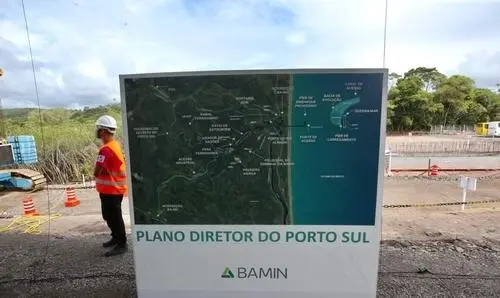 Ivana Bastos comemora o lançamento da pedra fundamental das obras do Porto Sul
