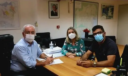 Ivana e Reinalldo acompanham licitação da estrada de Pindorama