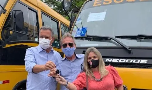 Rui Costa e Ivana Bastos entregam ônibus escolar para Dom Basílio