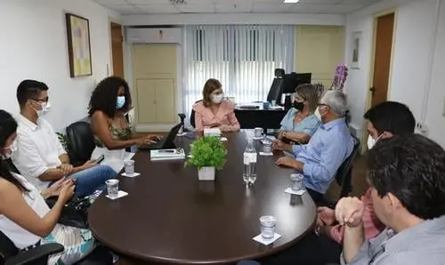 Ivana e Valtécio cobram retomada de obras de creches em Caetité