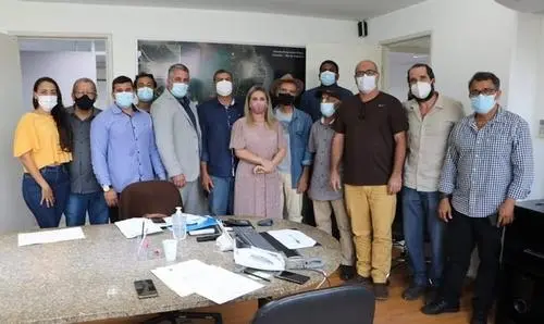 Ivana Bastos e grupo de Palmeiras discutem melhorias para estrada do Capão