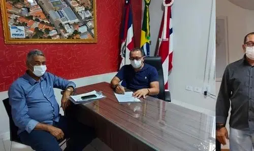 Deputada Ivana Bastos e prefeito levam obras de iluminação para Pindaí