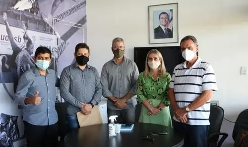 Ivana Bastos garante reforma do estádio e de quadra em Urandi 
