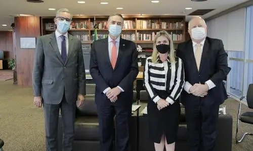 Ivana Bastos e presidente do TSE falam sobre combate à fake news 