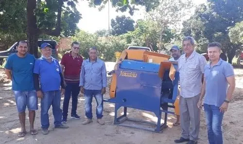 Ivana e Valmir levam equipamento agrícola para Feira da Mata 