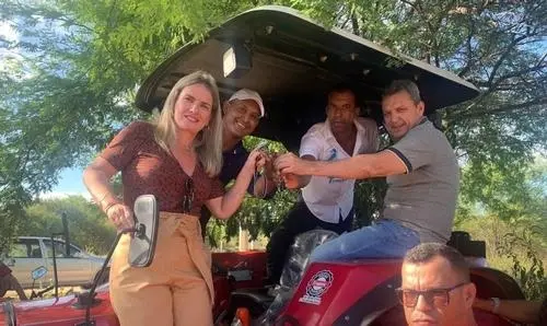 Ivana e Charles entregam trator e visita comunidades de Tanhaçu 