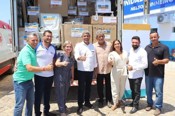 Ivana Bastos entrega um caminhão de equipamentos de saúde para Feira da Mata