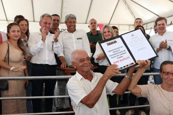 Deputada, governador e prefeito entregam mais de R$30 milhões em obras para Dom Basílio