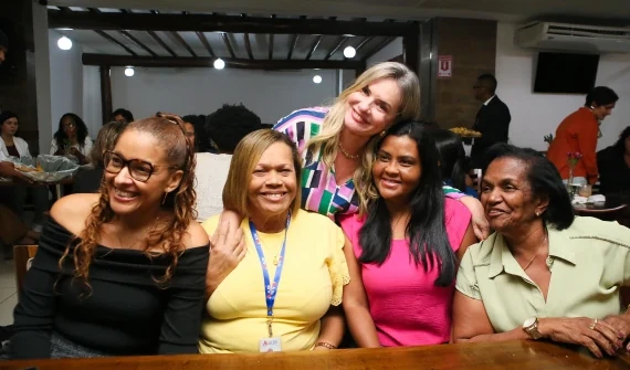 Com emoção e liderança, Ivana Bastos celebra o Dia das Mães na ALBA 