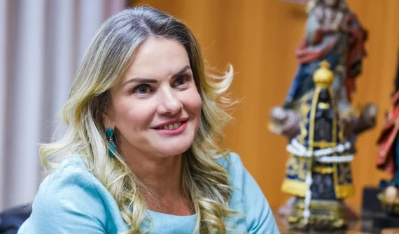 Deputada Ivana Bastos celebra publicação de contrato para construção e modernização de escolas em Guanambi, Caetité e Jussiape
