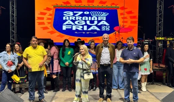  Ivana Bastos participa dos festejos juninos em Medeiros Neto e soma forças junto ao prefeito Beto Pinto