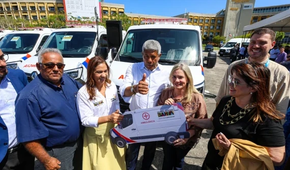 Ivana Bastos reforça saúde com entrega de ambulâncias e veículos para municípios