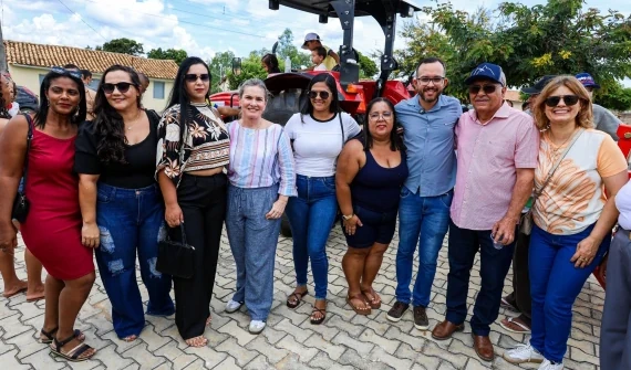Ivana Bastos fortalece agricultura familiar com entrega de tratores em Caetité