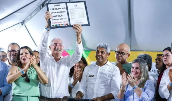 Medeiros Neto: Ivana Bastos recebe título de cidadã e realiza entregas ao lado do governador