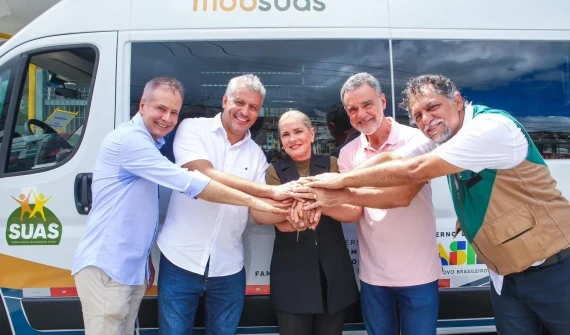 Ivana Bastos destaca avanço para assistência social com entrega de veículo para Guanambi