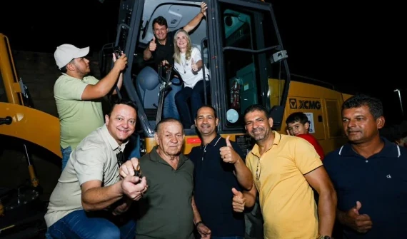 Trabalho da deputada Ivana Bastos fortalece a agricultura familiar com entrega de patrol em Caculé